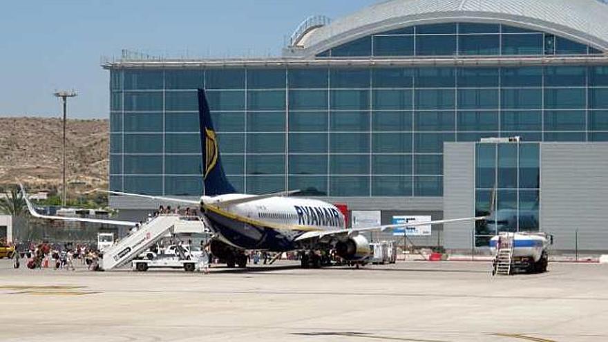 Pasajeros subiendo a un avión de Ryanair, ayer.