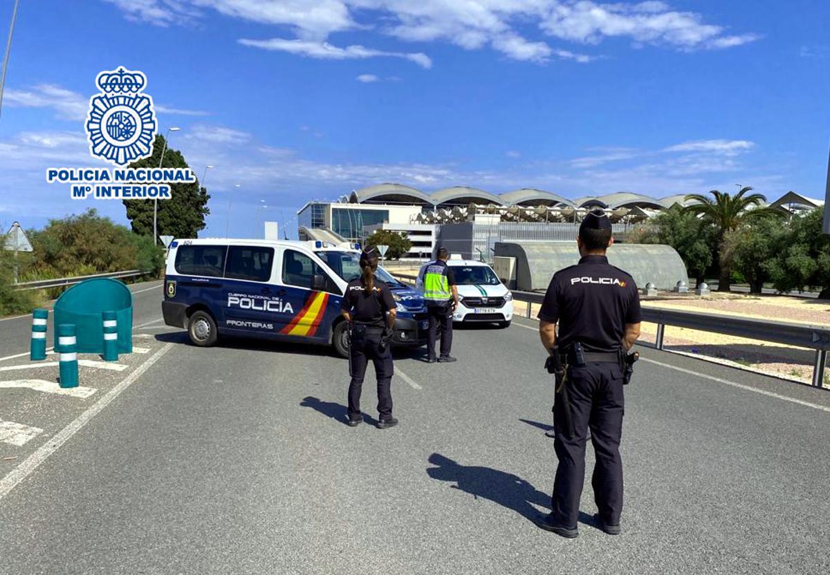 Control policial en el aeropuerto de Alicante-Elche.