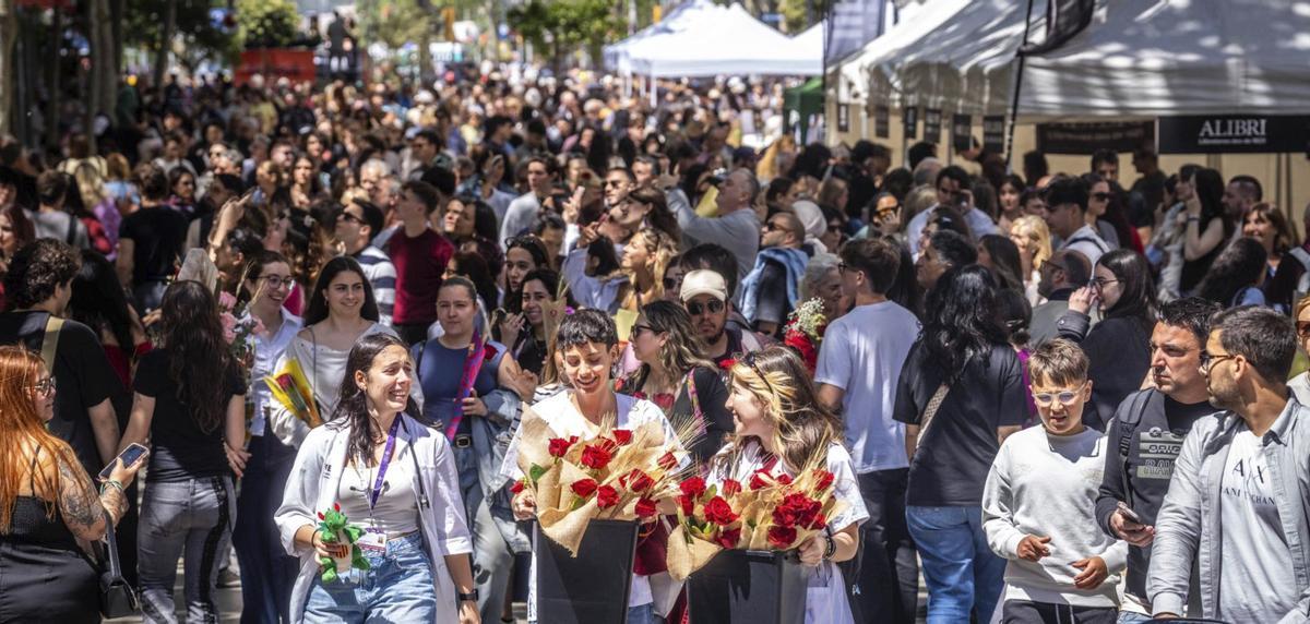 Un Sant Jordi fabulós i sense crisi d’identitat pol·linitza BCN