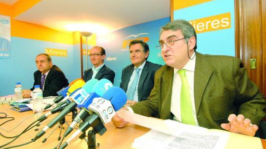 Por la izquierda, Carlos Galcerán, José Coto, Ovidio Sánchez y Ramón García Cañal, ayer, en la sede del PP mierense.