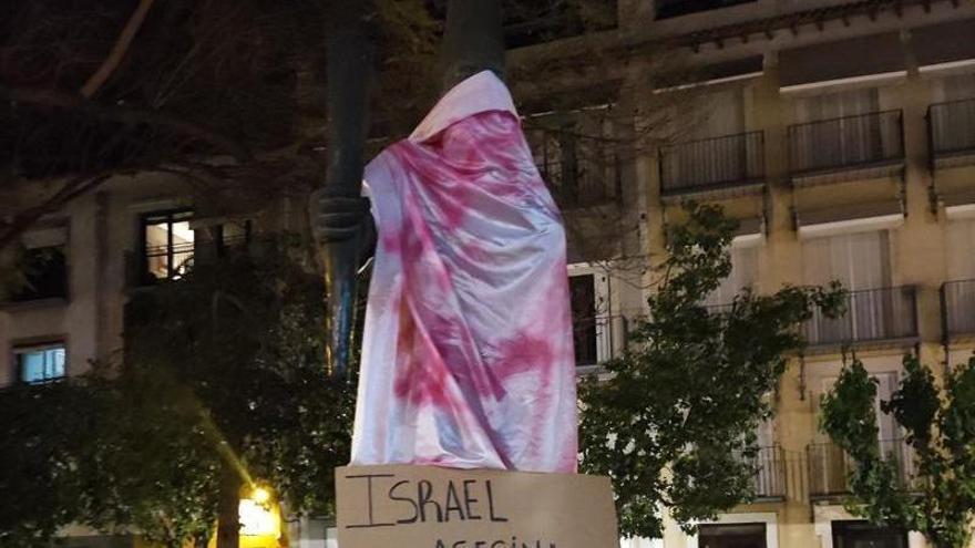 Estatuas de Murcia amanecen "sangrando" por Palestina