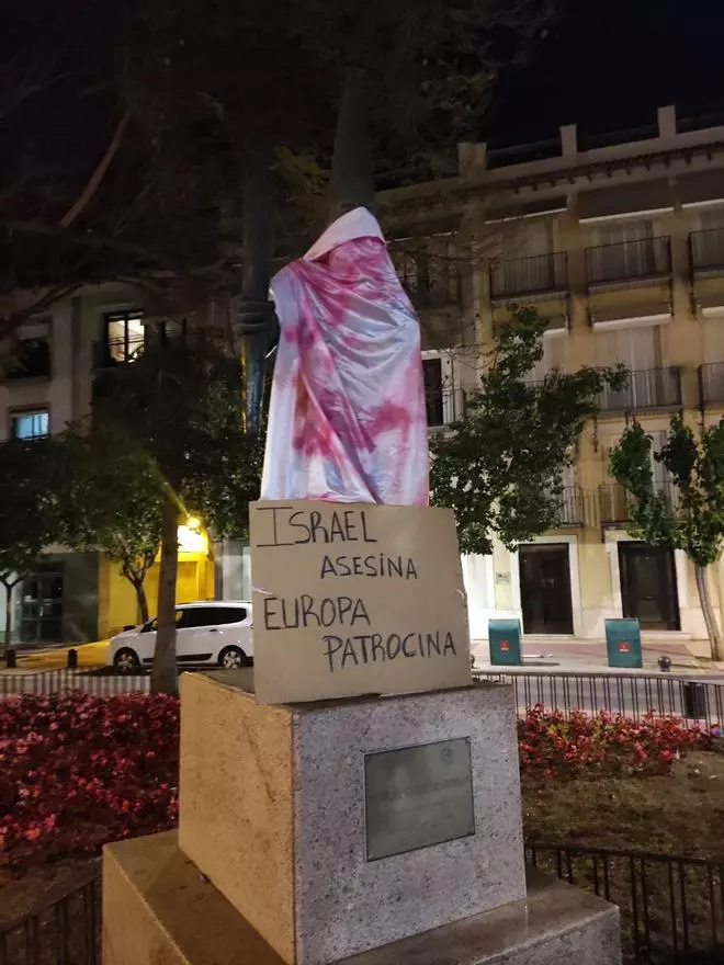 Estatuas de Murcia amanecen "sangrando" por Palestina