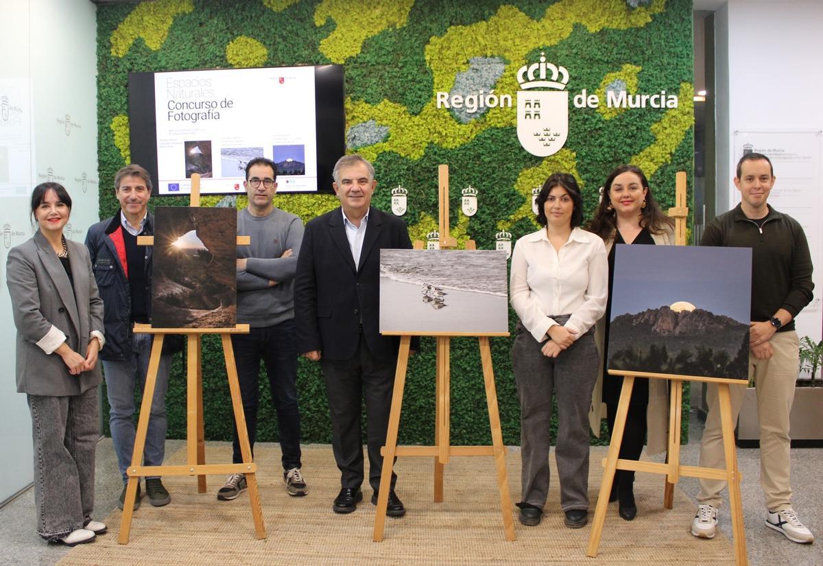 Juan María Vázquez, junto con los galardonados y miembros del jurado del III Concurso de Fotografía #MeGustaRegiónDeMurcia
