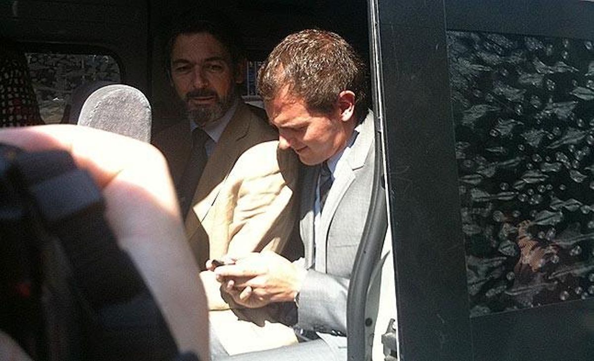 El president del grup parlamentari de CiU al Parlament, Oriol Pujol, i el president de Ciutadans, Albert Rivera, són traslladats en un furgó dels Mossos d’Esquadra.