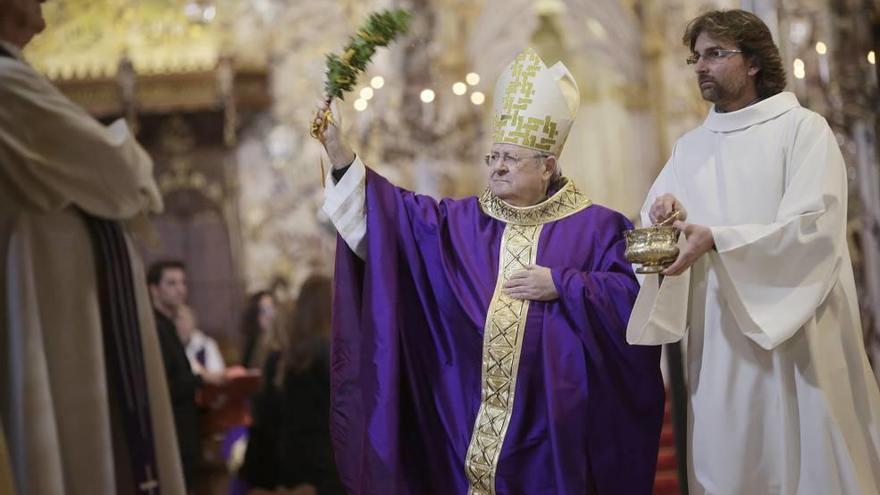 El obispo de Mallorca, Javier Salinas, en el punto de mira del Vaticano desde hace un año.