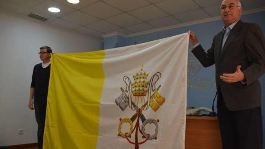 Imagen de la entrega de la bandera del Vaticano por parte del área de Protocolo.