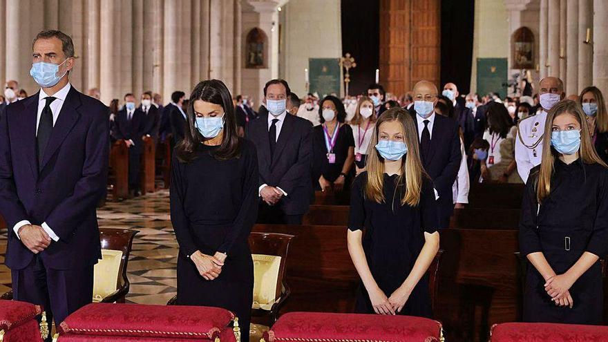 Los Reyes asisten al funeral en la Almudena