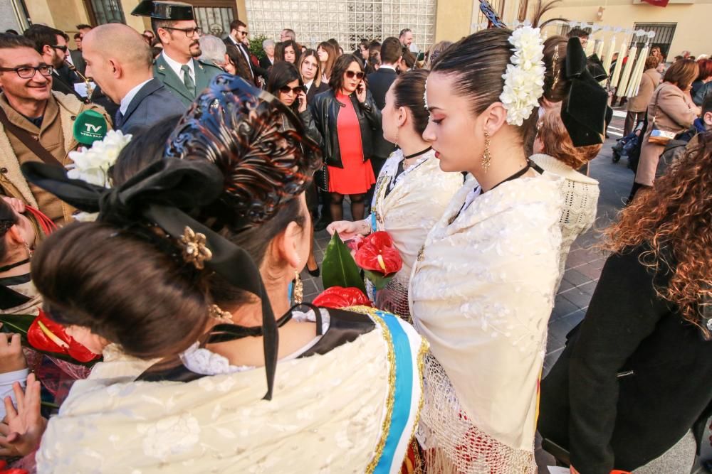 Miles de fieles han acompañado la imagen de Santa Águeda hasta su ermita en un camino jalonado por puestos de dulces