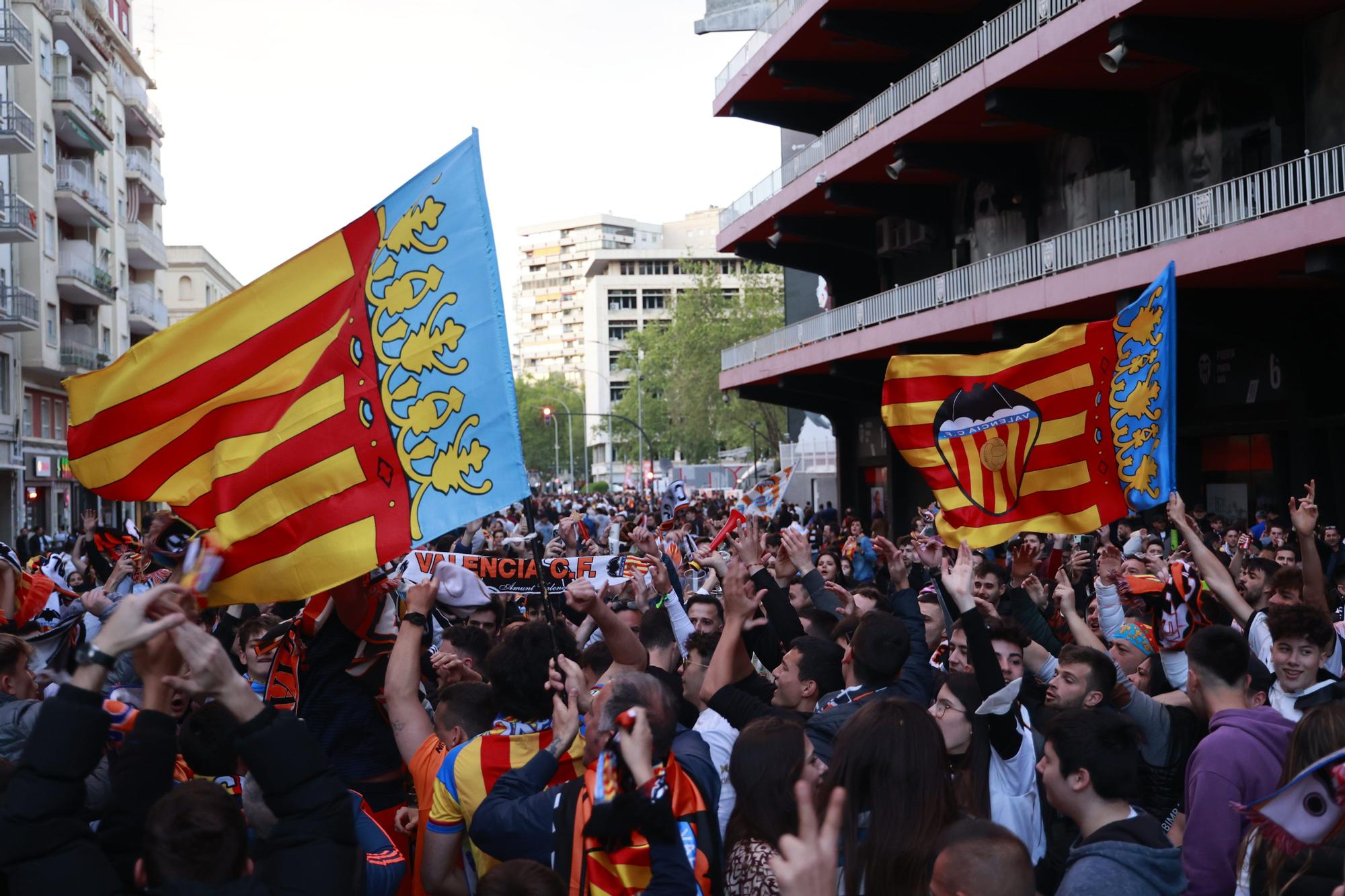 La afición del Valencia CF vibró y sufrió con sus ídolos en Valencia y en Sevilla