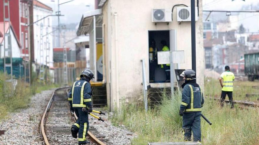 Los bomberos sofocan un fuego en las vías del tren