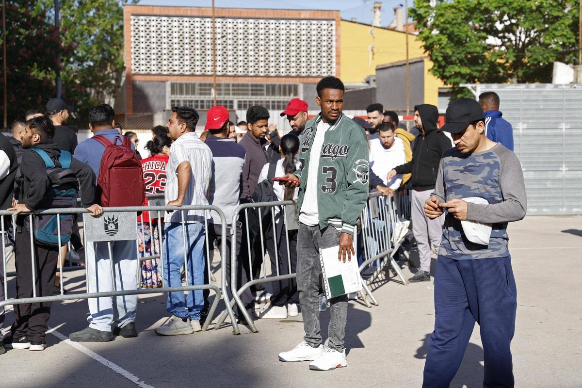 Les imatges de les cues a Salt davant l'oficina que assessora sobre la regularització extraordinària de migrants Les imatges de les cues a Salt davant l'oficina que assessora sobre la regularització extraordinària de migrants