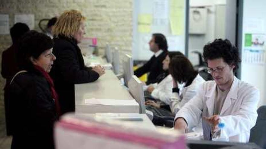 Trabajadores del centro de salud de Tomás Ortuño dan cita con el sistema.