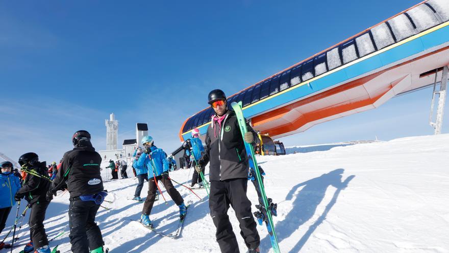 Primer día de apertura en la estación de esquí de Valgrande-Pajares