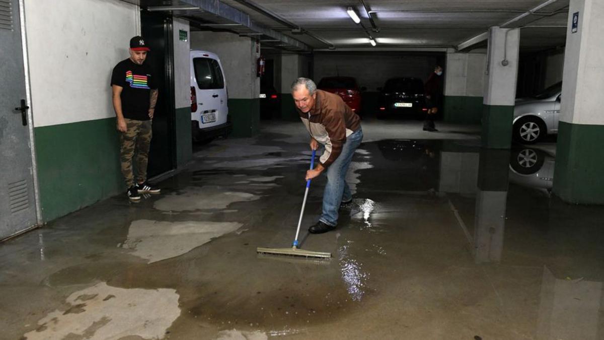 Limpian uno de los garajes afectados. |   // G. SANTOS 
