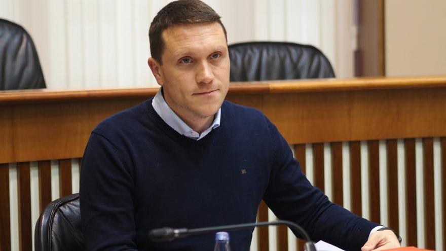 El diputado socialista Aitor Bouza en una intervención parlamentaria