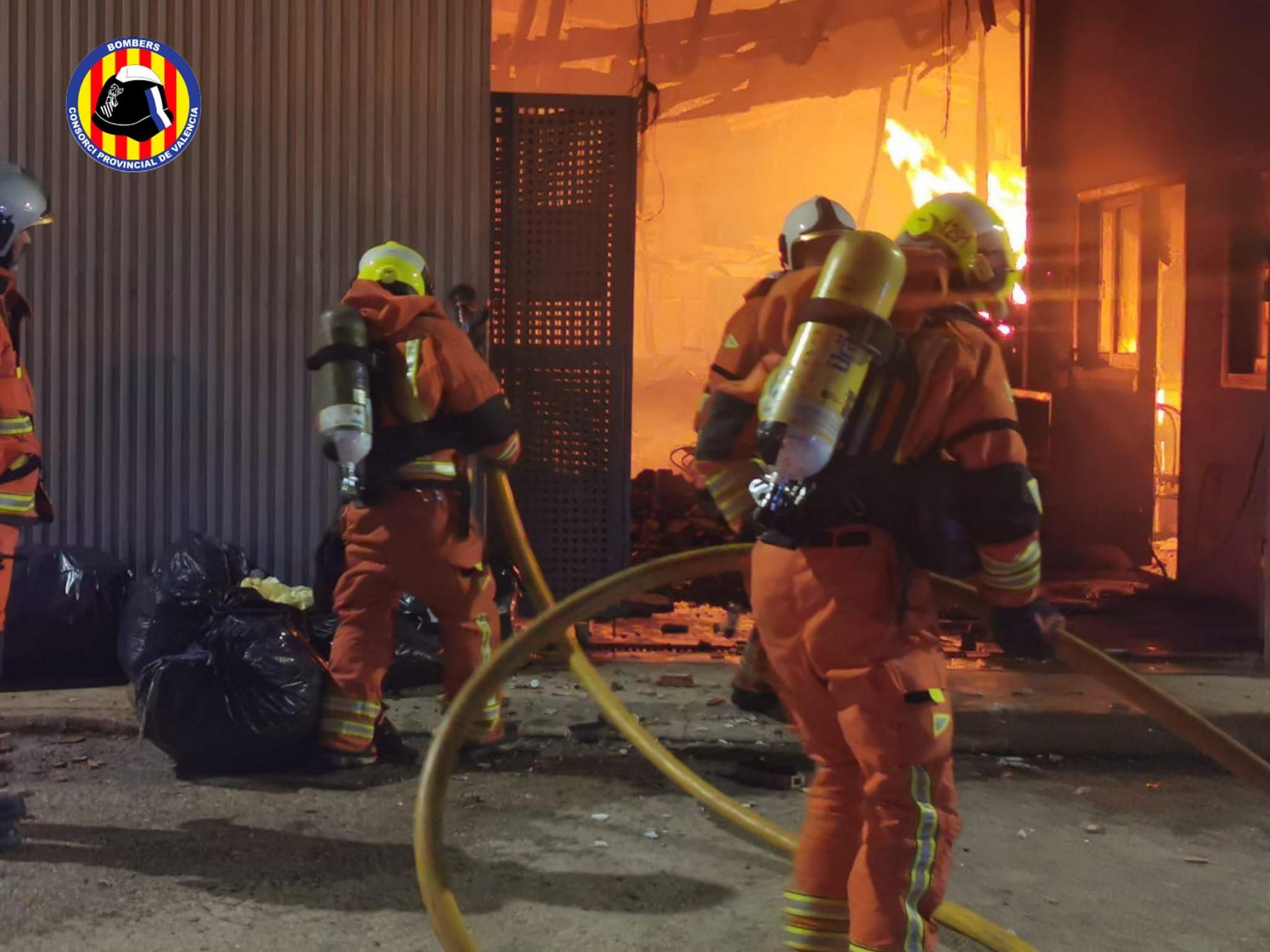 Así sofocan los bomberos las llamas de una nave industrial de Beniarjó