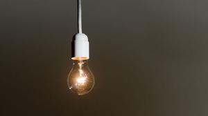 Famílies i empreses segueixen els consells d’experts per adaptar-se a l’increment de la tarifa de la llum.