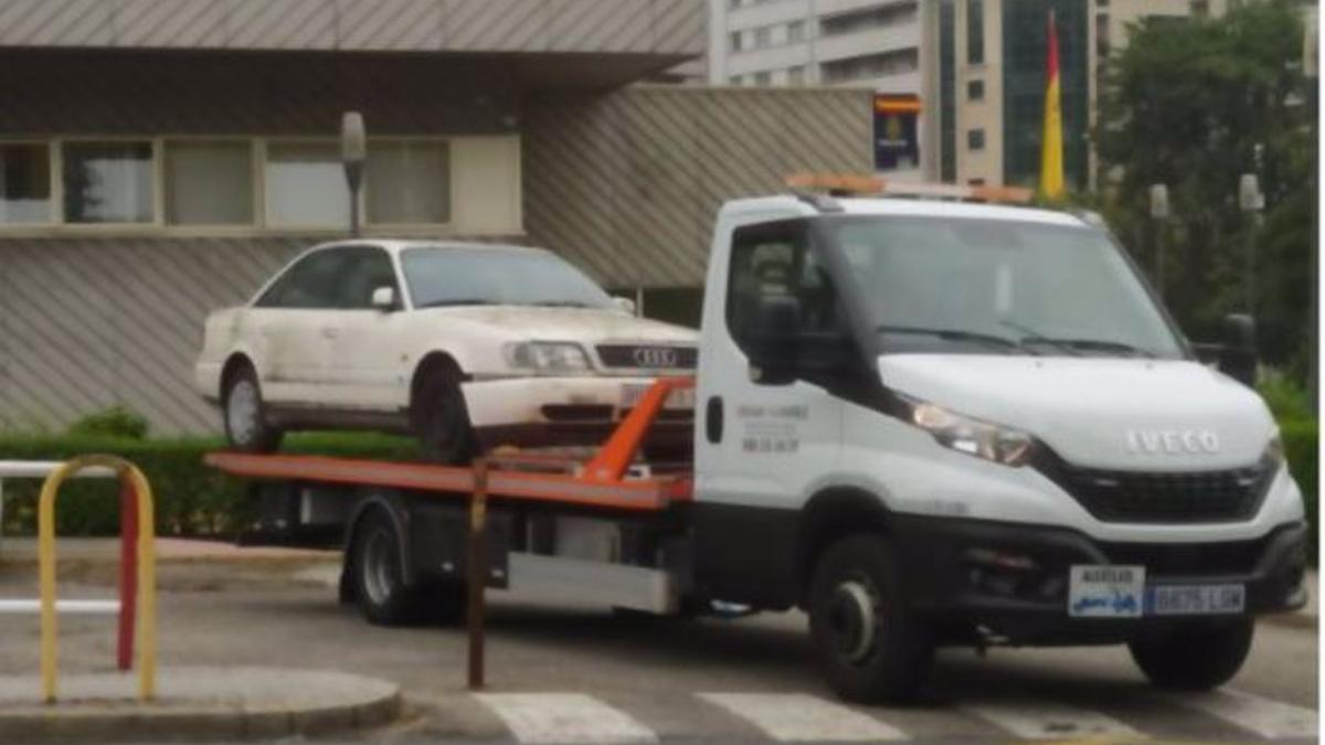 Coche inspeccionado por la Policía en Ourense en relación al triple crimen de la familia barrio ocurrido en Burgos