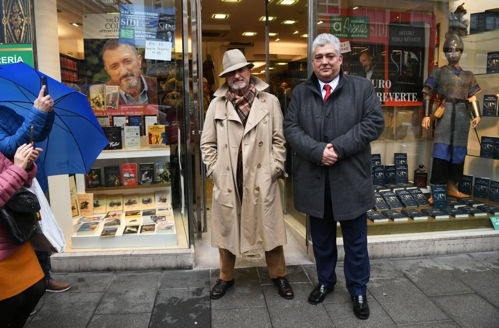 Arturo Pérez-Reverte inaugura la librería Arenas, en avenida de Oza