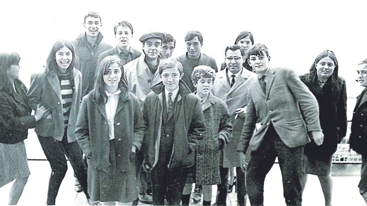 Labordeta y Jiménez Losantos, entre otros, en una foto de los años 60.