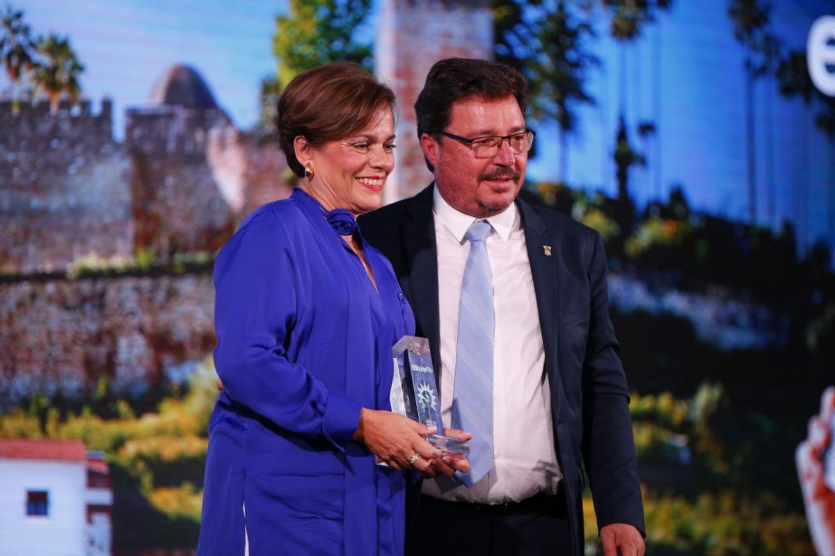 Guadalupe Ordiales recoge el premio Joven Promesa de su hija