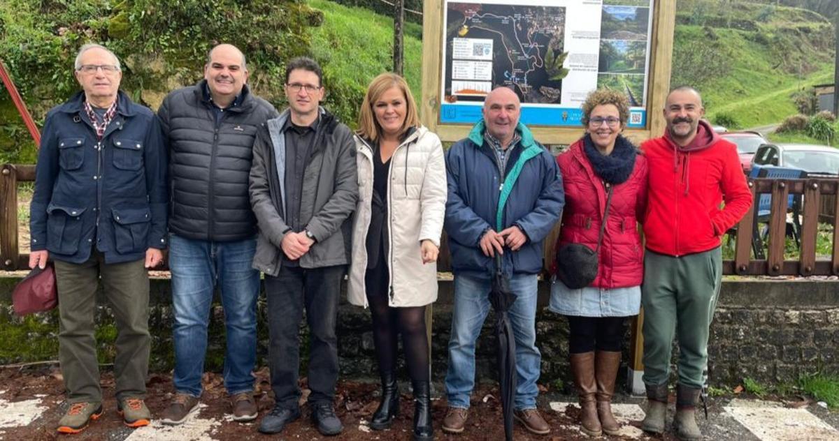 Presentación del nuevo Roteiro da Auga de Cedeira, ayer, con la presencia de la alcaldesa, Digna Rivas (centro).
