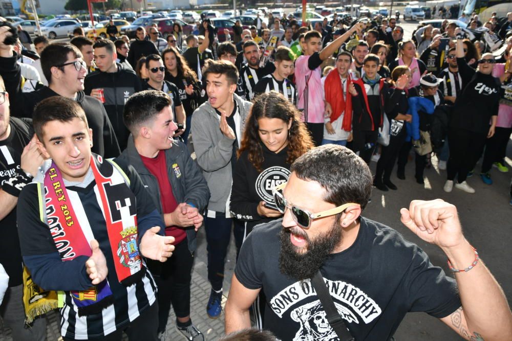 La afición del FC Cartagena despide a los jugadores antes del derbi