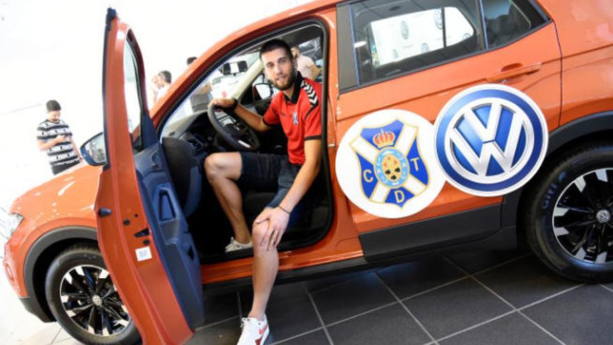 La presentación de Nikola Sipcic tuvo lugar ayer en las instalaciones de Hatusa, de la Red Volkswagen Canarias, una de las firmas patrocinadoras del Tenerife.