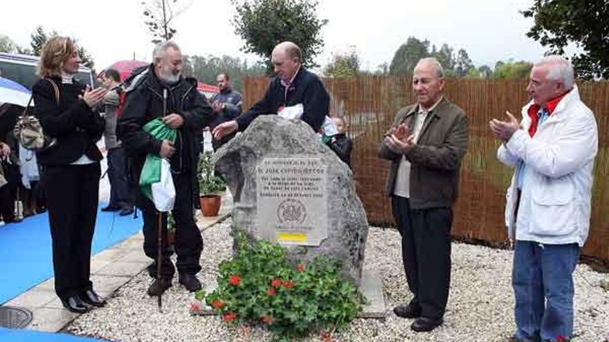 José Espiño (segundo drcha), durante el descubrimiento del monolito.