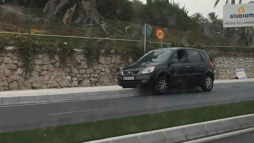 El coche empotrado en el carril