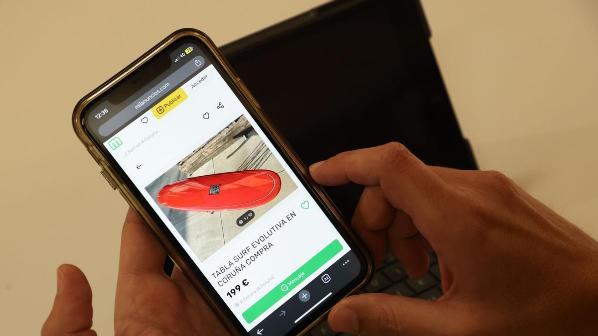 Una persona consulta una página web de compras en un teléfono móvil.