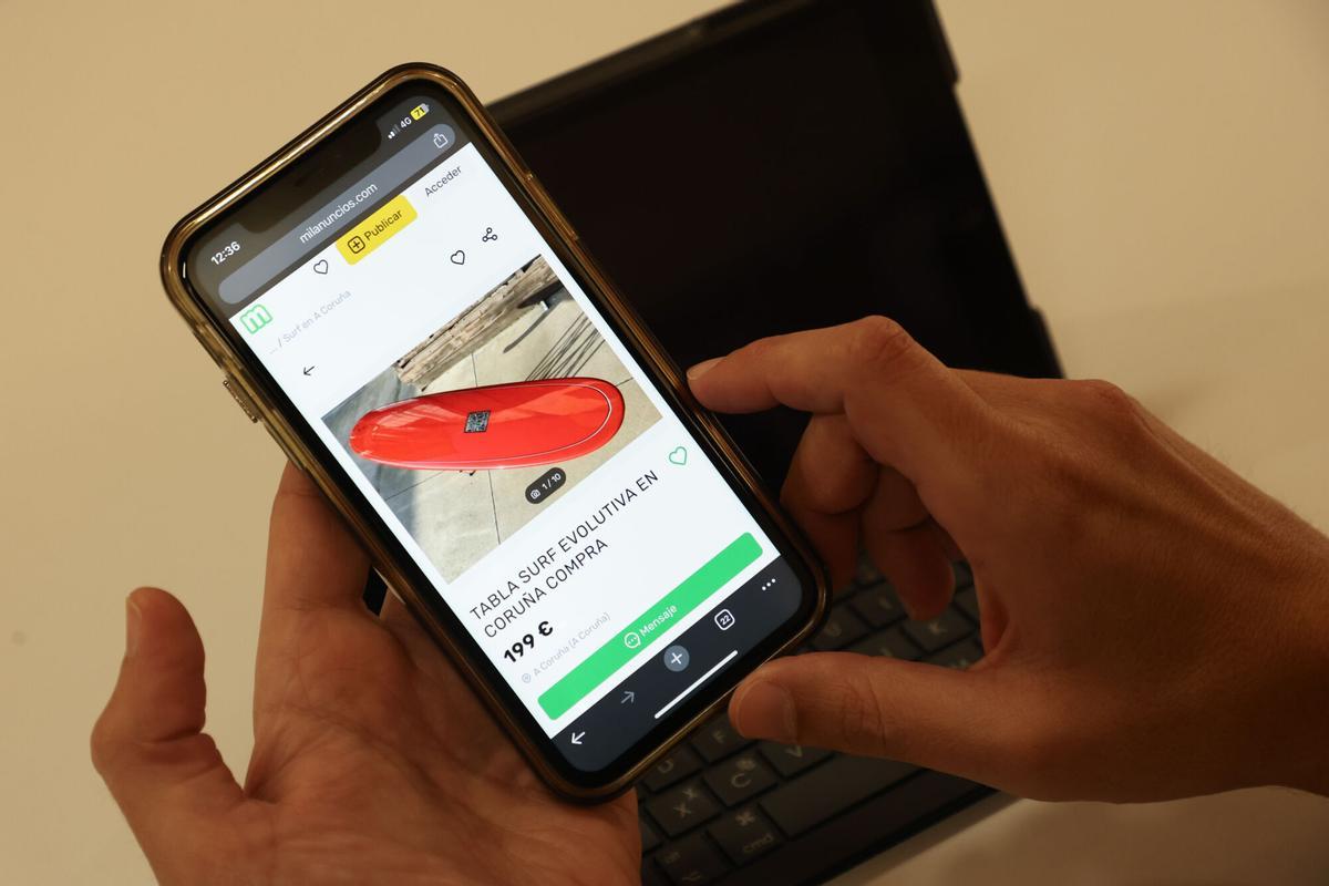 Una persona consulta una página web de compras en un teléfono móvil.
