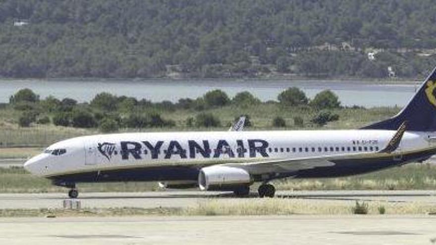 Avión de Ryanair en la pista del aeropuerto de es Codolar.