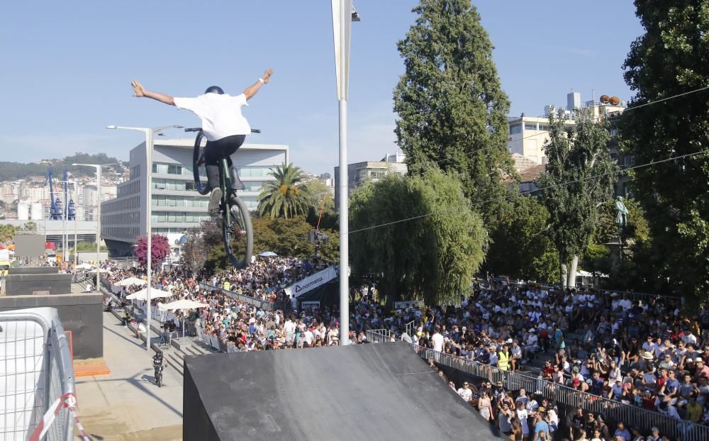 Las acrobacias aéreas del Dirt Jump dejan boquiabierto al público de O Marisquiño.