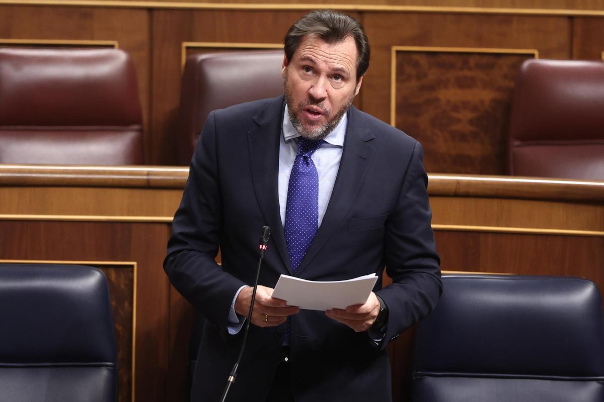 El ministro de Transportes y Movilidad Sostenible, Óscar Puente, durante una sesión de control al Gobierno, en el Congreso de los Diputados, a 12 de noviembre de 2025, en Madrid (España).