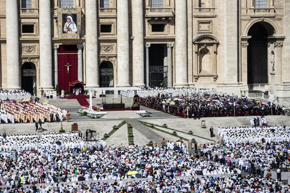 El Papa proclama santa a la madre Teresa de Calcuta