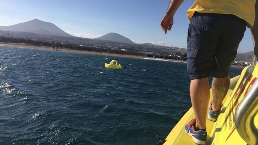 Rescatan a una niña en apuros en una playa de Lanzarote