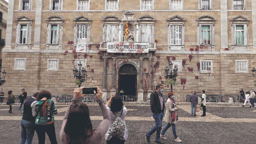 Fachada de la Generalitat en Barcelona tras el lanzamiento de globos rellenos con pintura roja en protesta por el cierre de bares y restaurantes por la pandemia.