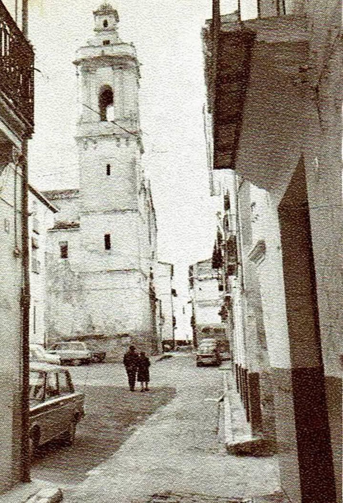 Imagen antiguo del campanario de la iglesia de Sant Agustí antes de derrumbarse.