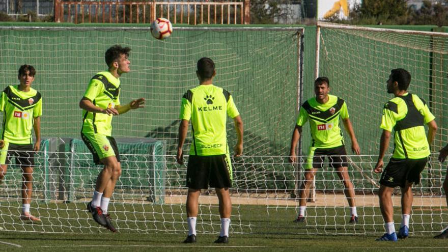 Los jugadores del Elche, durante un entrenamiento en el campo anexo