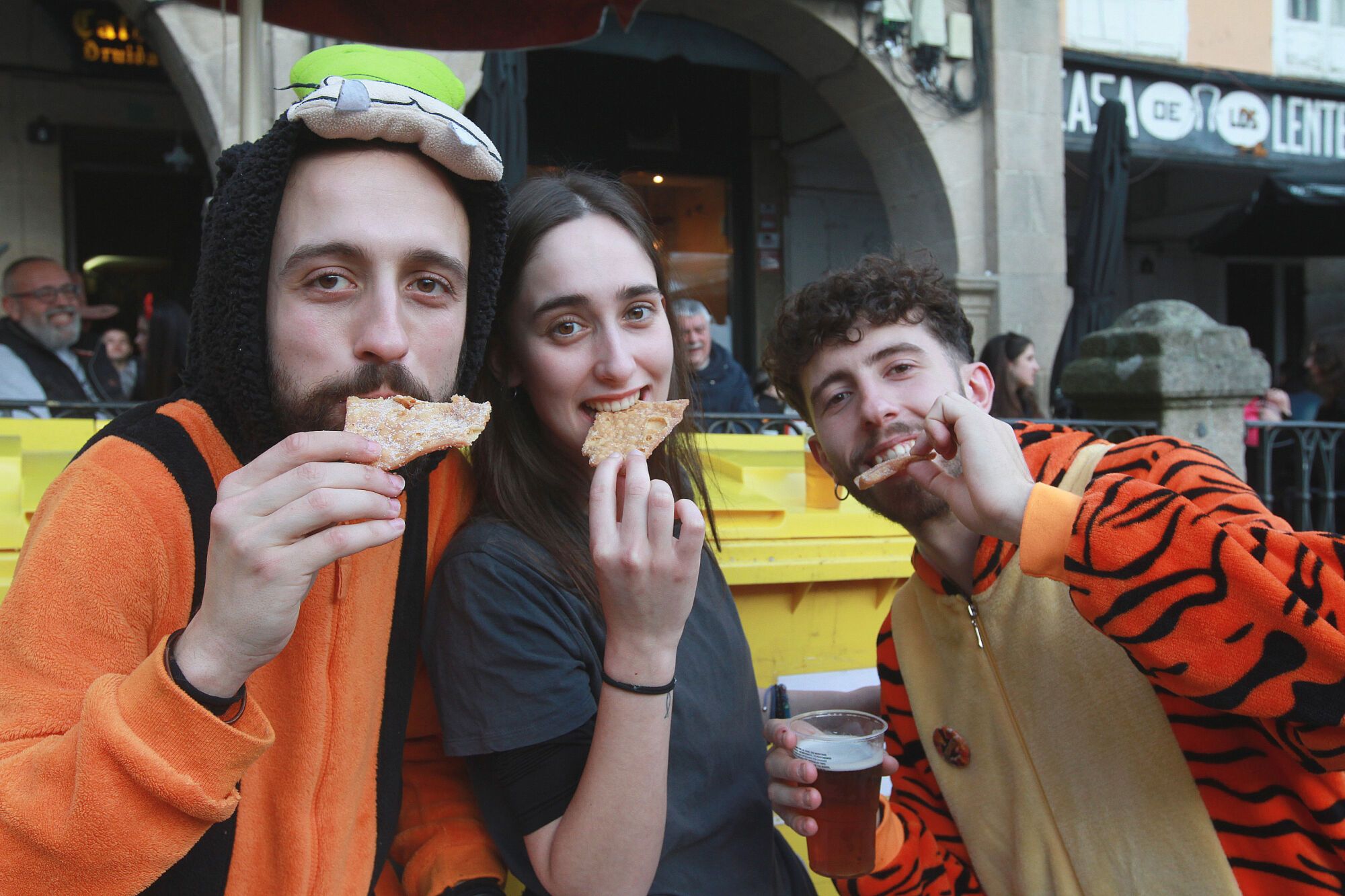 Los comentarios en tono jocoso sobre la actualidad, las referencias políticas y las intrusiones no fueron impedimento para celebrar la tradicional Voda da Pita