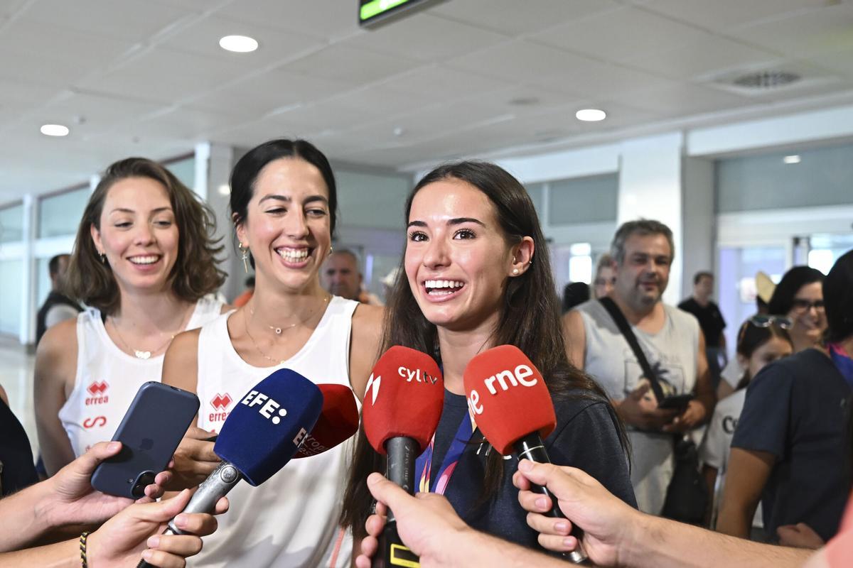 MADRID, 17/08/2026.- La gimnasta Inés Bergua (d) y las entrenadoras Ana María Pelaz (i) y Alejandra Quereda (c) se dirigen a medios de comunicación a la llegada de la selección de Gimnasia Rítmica al aeropuerto de Adolfo Suarez Madrid Barajas tras ganar la medalla de oro en Frankfurt (Alemania). EFE/Fernando Villar
