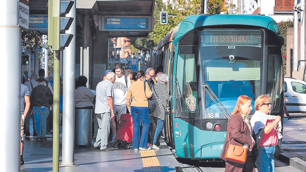 Colas para entrar en el tranvía en la parada de la plaza Weyler.