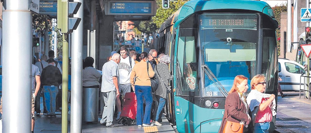 Colas para entrar en el tranvía en la parada de la plaza Weyler.