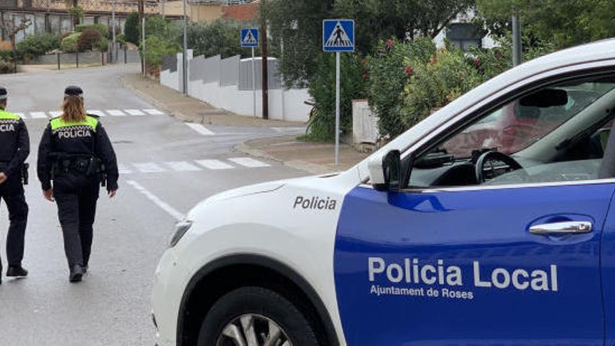 Agents de la policia de Roses en una imatge d&#039;arxiu