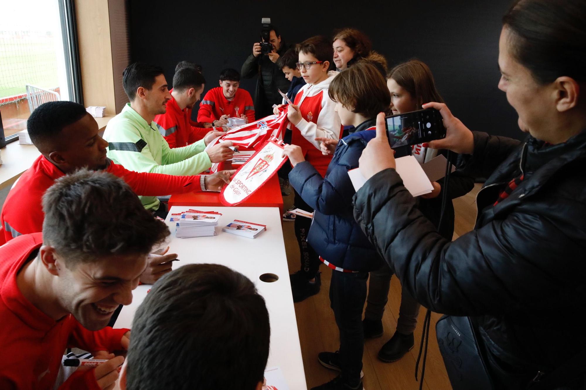 En imágenes: Así fue el encuentro entre aficionados y jugadores del Sporting