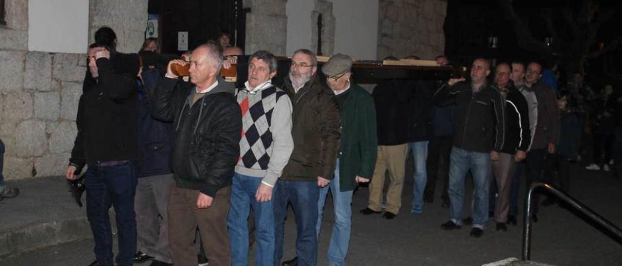 Los hombres simulan la procesión sin la imagen del Cristo Yacente.