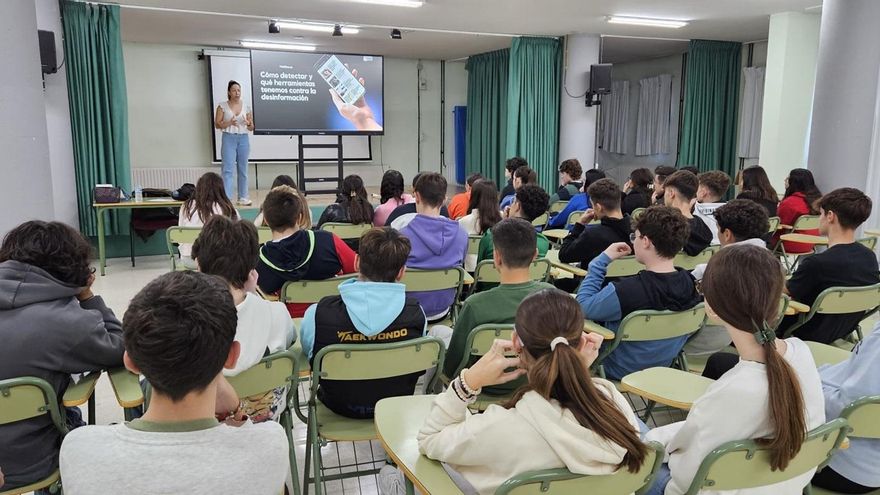 Más de un centenar de estudiantes de Secundaria y Bachillerato aprenden a identificar bulos con ayuda de la UCO y Maldita.es