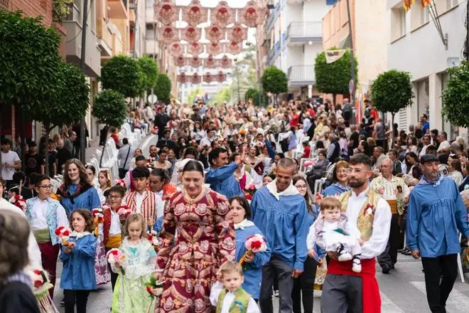 Más de 4000 personas participan en la Ofrenda Floral a la patrona con la que La Vila celebra el milagro de las Lágrimas de Santa Marta el 8 de mayo de 1653