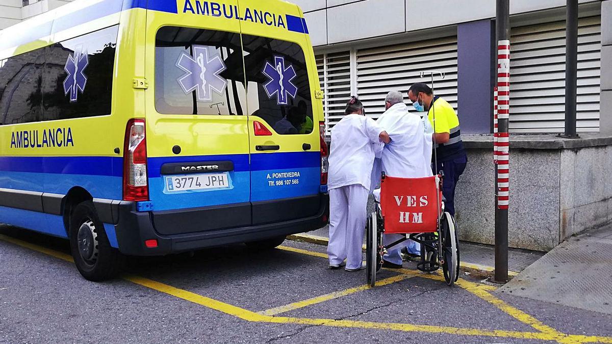 Imagen de archivo de un paciente trasladado a Montecelo por una ambulancia. |   // GUSTAVO SANTOS